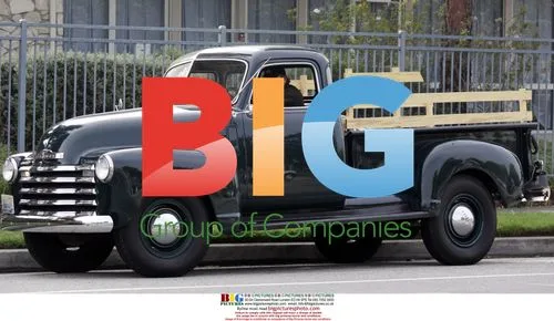 Viggo Mortensen drives classic truck in Santa Monica