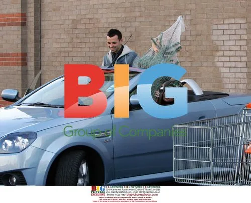 Andy Scott Lee and Michelle Heaton buy Christmas tree