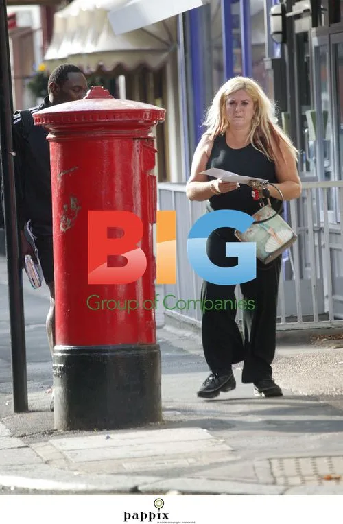 Vanessa Feltz runs errands with boyfriend in London