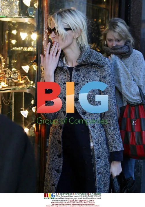 Donna Air Goes Christmas Shopping in London