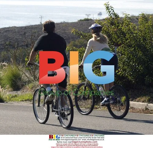 Kurt Russell and Goldie Hawn Bike Ride in Malibu