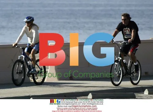 Kurt Russell and Goldie Hawn Bike Ride
