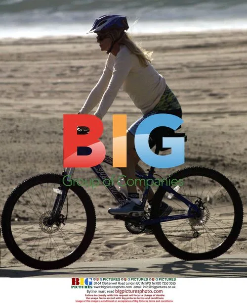 Kurt Russell and Goldie Hawn bike ride in Malibu