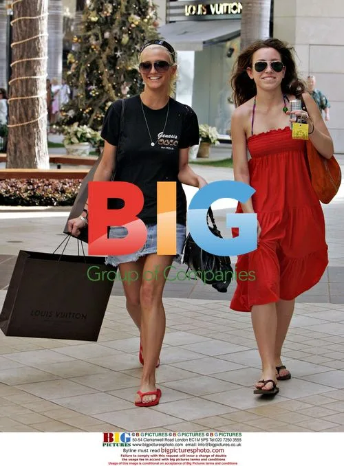 Ashlee Simpson Shopping in Hawaii