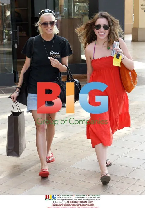 Ashlee Simpson Shops in Hawaii