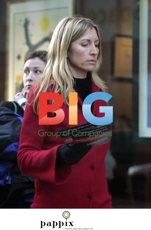 Heather Mills McCartney handing out PETA leaflets