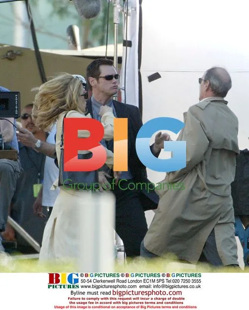 Jim Carrey and Tea Leoni filming "Fun With Dick And Jane"