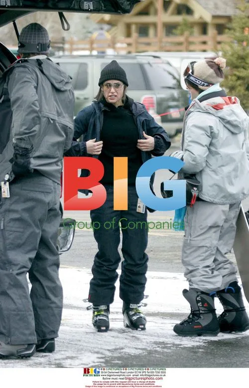 Demi Moore, Ashton Kutcher, Bruce Willis skiing in Sun Valley