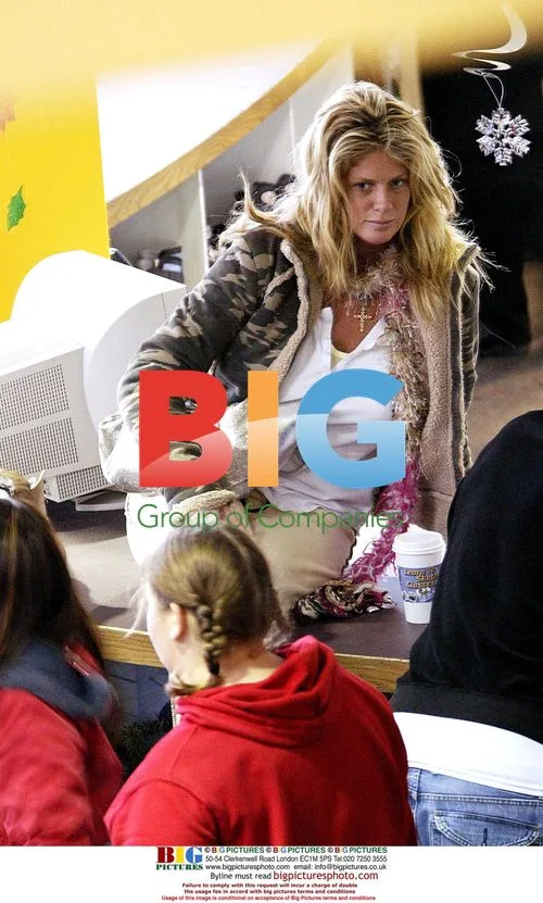 Rachel Hunter and Sean Avery support Liam Stewart at hockey game