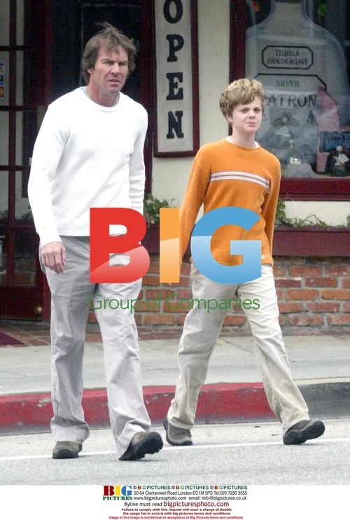 Dennis Quaid with son and wife