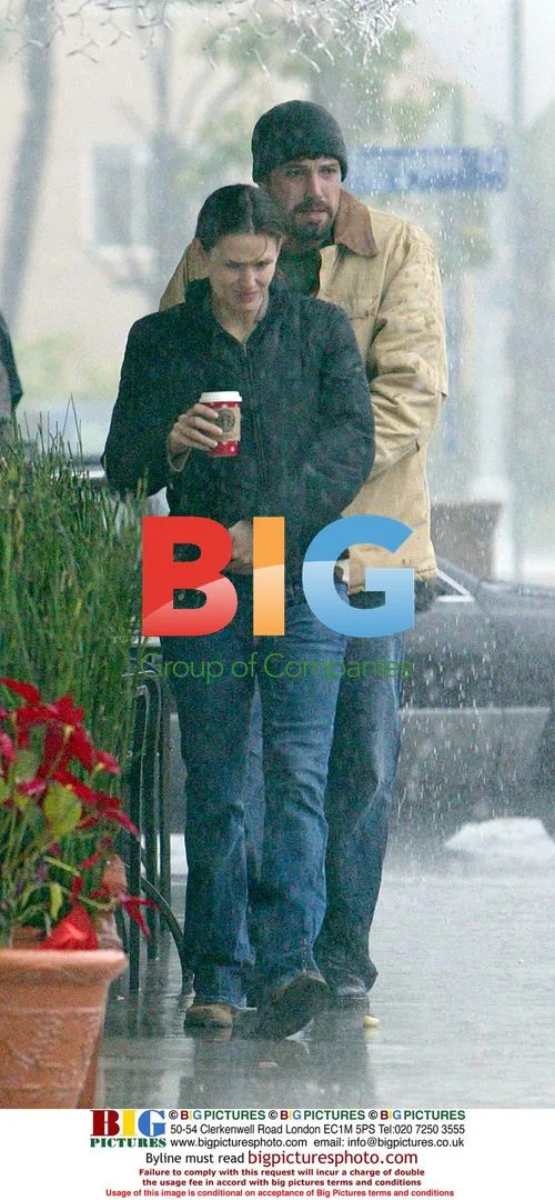 Ben Affleck and Jennifer Garner caught in rain