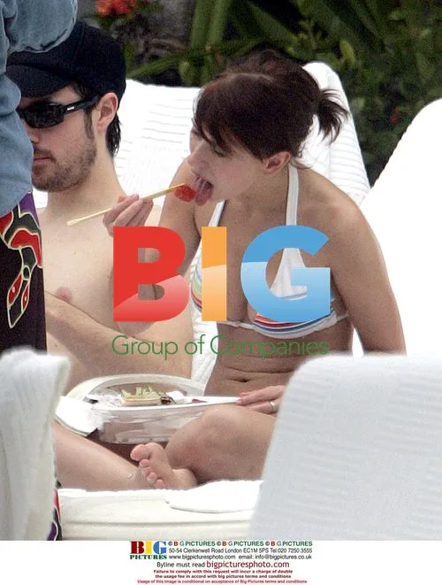 Jennifer Love Hewitt and Scott Austin on Hawaii Beach