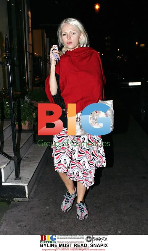 Hannah Sandling Stroll in London