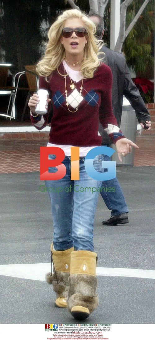 Tori Spelling Out Shopping with Husband