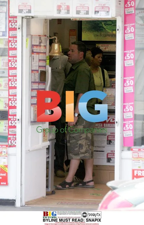 Chris Moyles Shops for DVD Player