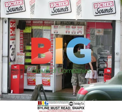 Chris Moyles and Girlfriend Shop for DVD Player