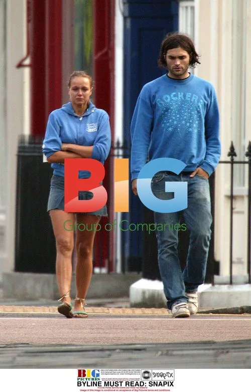 Samantha Morton and boyfriend in London park