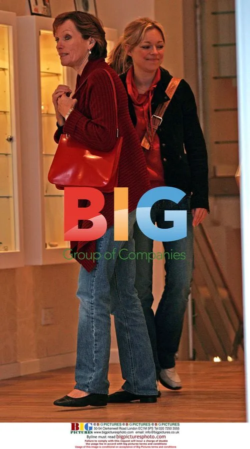 Sarah Alexander shopping with mother in Notting Hill