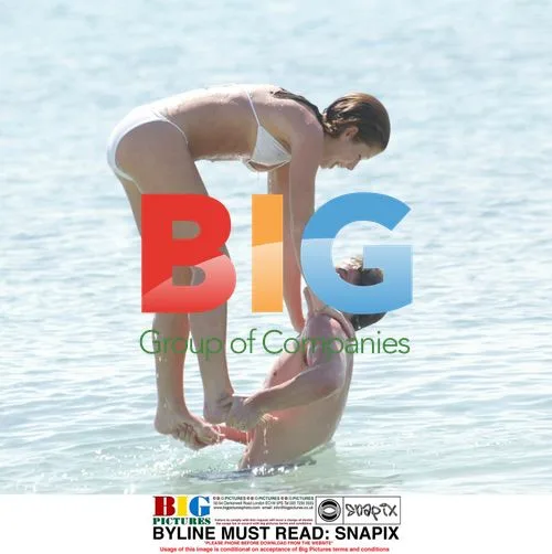 Coronation Street stars' beachside PDA
