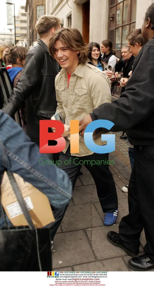 Hanson Bandmembers Grab Lunch from Burger King in London