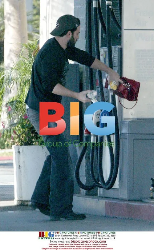Jennifer Garner and Ben Affleck Get Coffee and Gas