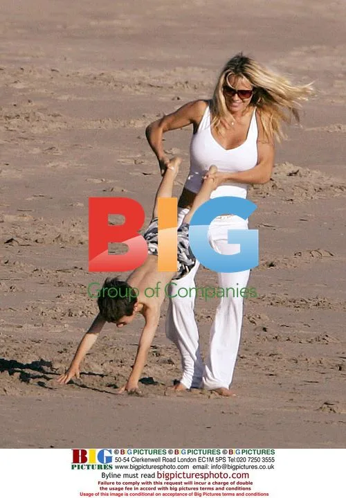 Pamela Anderson and Stephen Dorff on Malibu beach