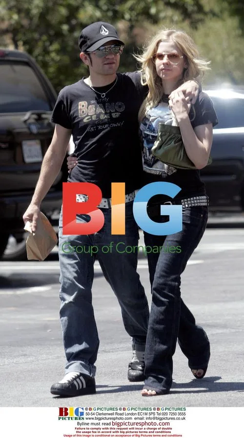Avril Lavigne and Deryck Whibley stop at ATM