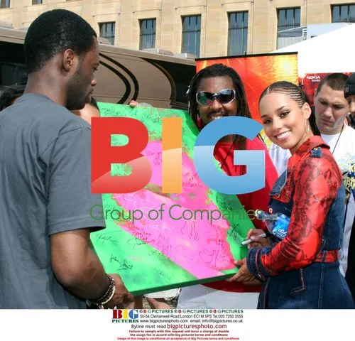 Alicia Keys signs Bono's portrait at LIVE 8