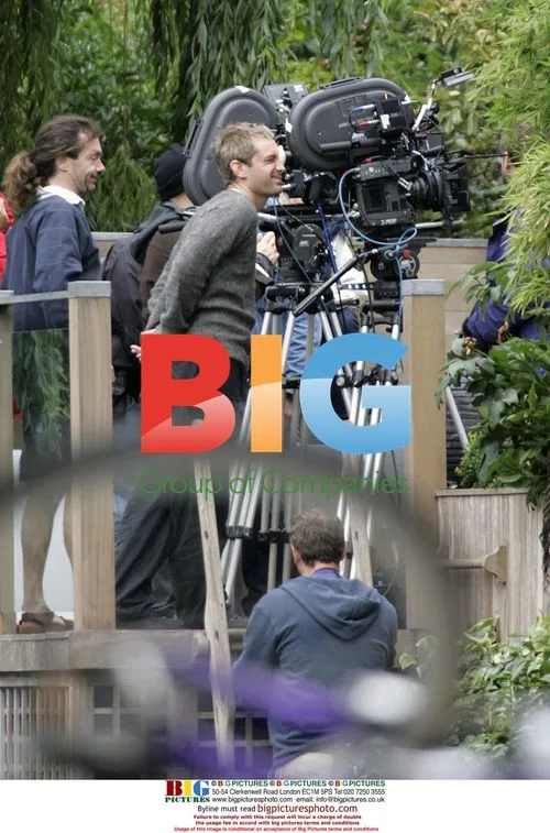 Jude Law and Anthony Minghella on 'Breaking and Entering' film set