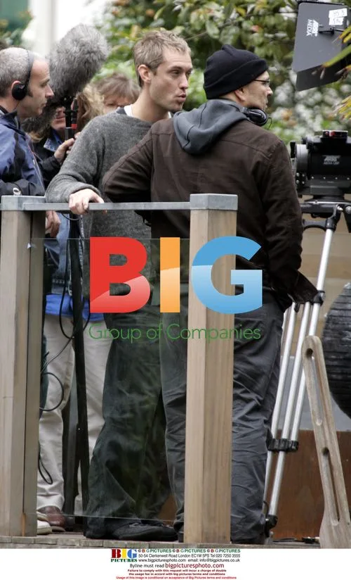 Jude Law and Anthony Minghella on Set