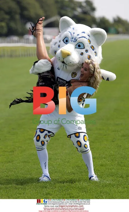 Actress Sarah Dunn starts mascotte race