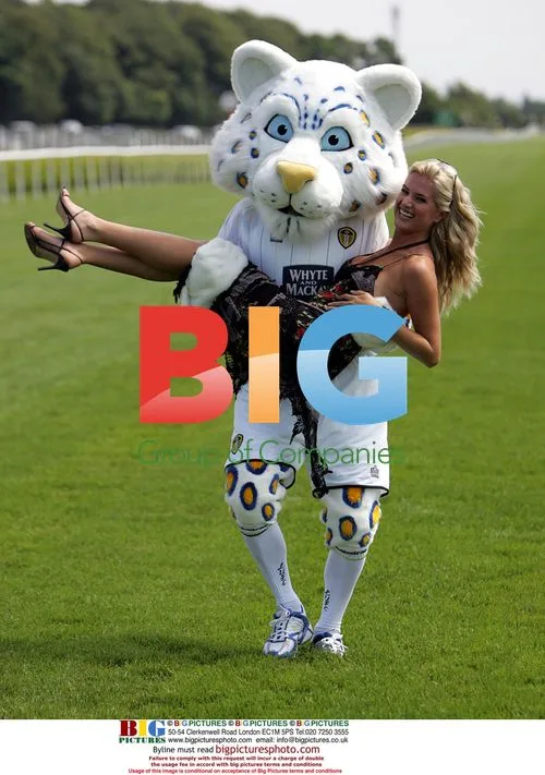 Sarah Dunn starts mascotte race at Football Furlong Event