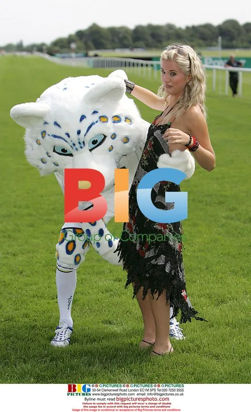 Actress Sarah Dunn starts mascotte race at Football Furlong Event