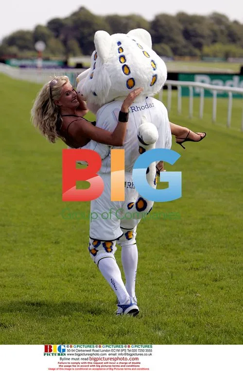 Sarah Dunn starts mascotte race at Football Furlong Event