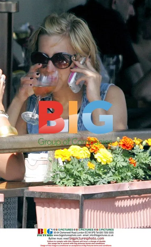 Ashlee Simpson Having Lunch with Friend
