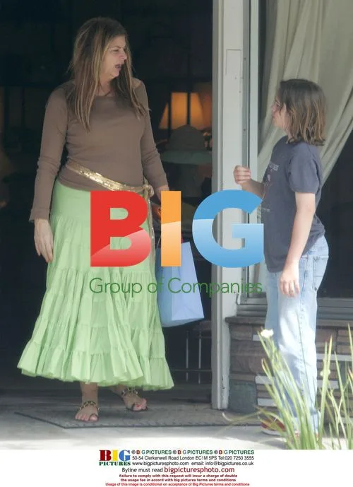 Kirstie Alley and son shopping at farmer's market