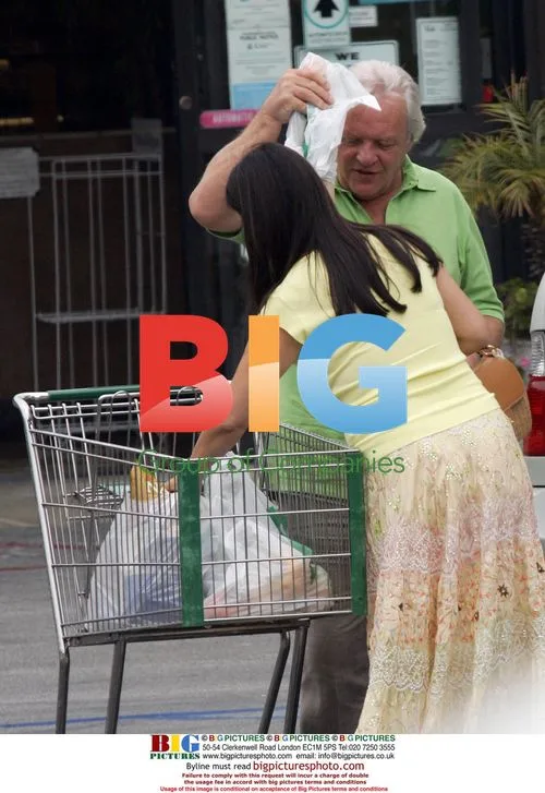 Sir Anthony Hopkins Helps Wife with Groceries
