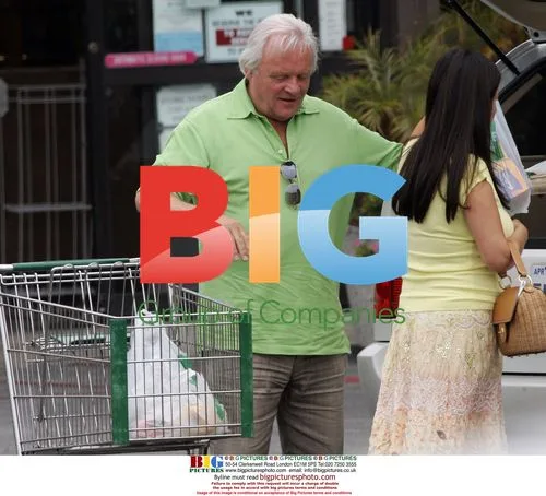 Anthony Hopkins Helps Wife With Groceries