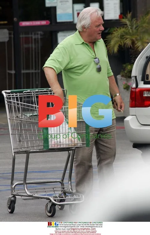 SIR ANTHONY HOPKINS helps wife with grocery shopping