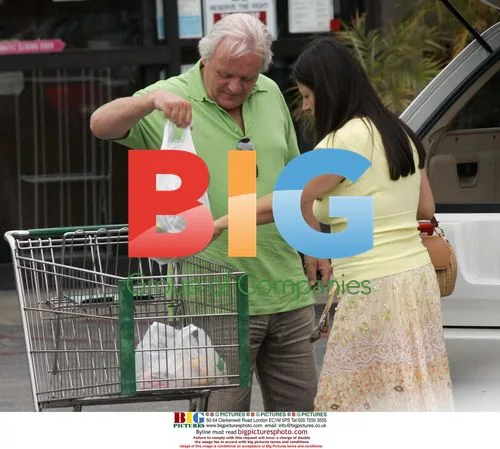 Sir Anthony Hopkins Helps Wife With Groceries