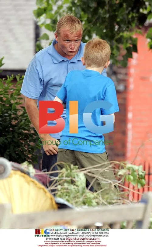 Coronation Street actors film park clean up