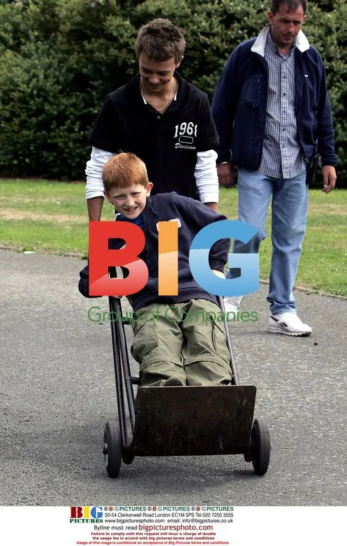 Coronation Street actors film park clean-up