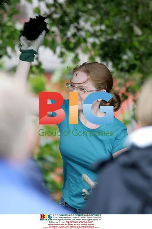 Corrie stars in park mud fight