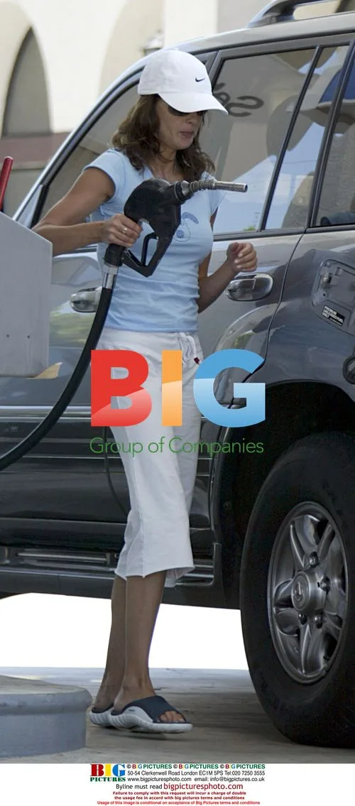 Teri Hatcher pumps gas, cleans car in Malibu