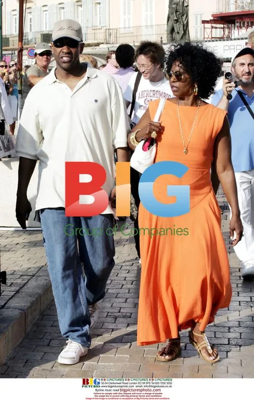 Denzel Washington and wife shopping in Saint Tropez