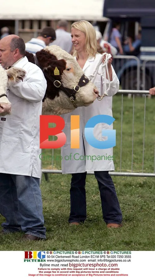 Sara Cox supports farmer dad at Royal Lancs Show