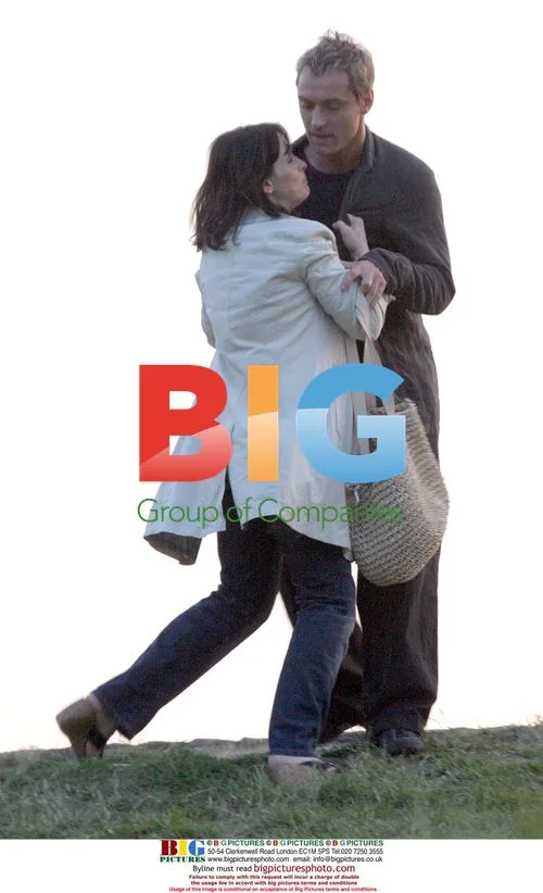 Jude Law and Juliette Binoche on 'Breaking and Entering' set