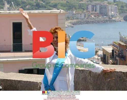 Sofia Loren Receives '2005 Civitas Award' in Pozzuoli
