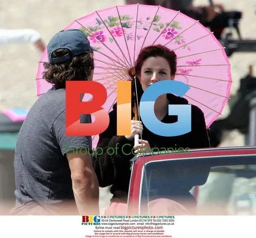 Drew Barrymore and Eric Bana on "Lucky You" set