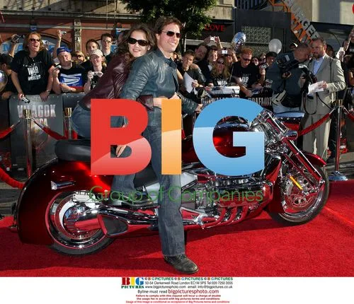 Tom Cruise and Katie Holmes at 'War Of The Worlds' premiere